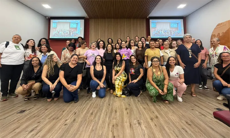 Mulheres debatem estratégias para enfrentar o feminicídio na sociedade e na categoria