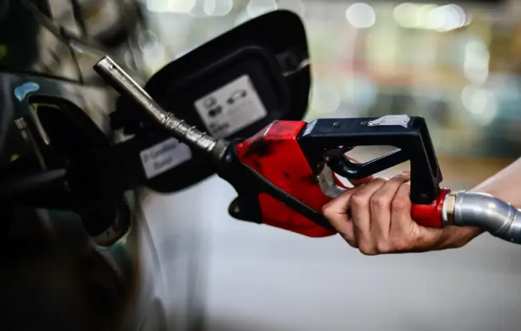 Privatizações e desmonte da Petrobrás refletem nos preços altos dos combustíveis