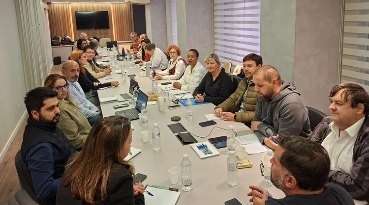 Fechamento de agências e sobrecarga de trabalho em pauta na reunião entre a COE e o Santander